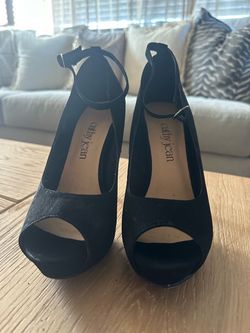Any occasion, black heels, stunning!