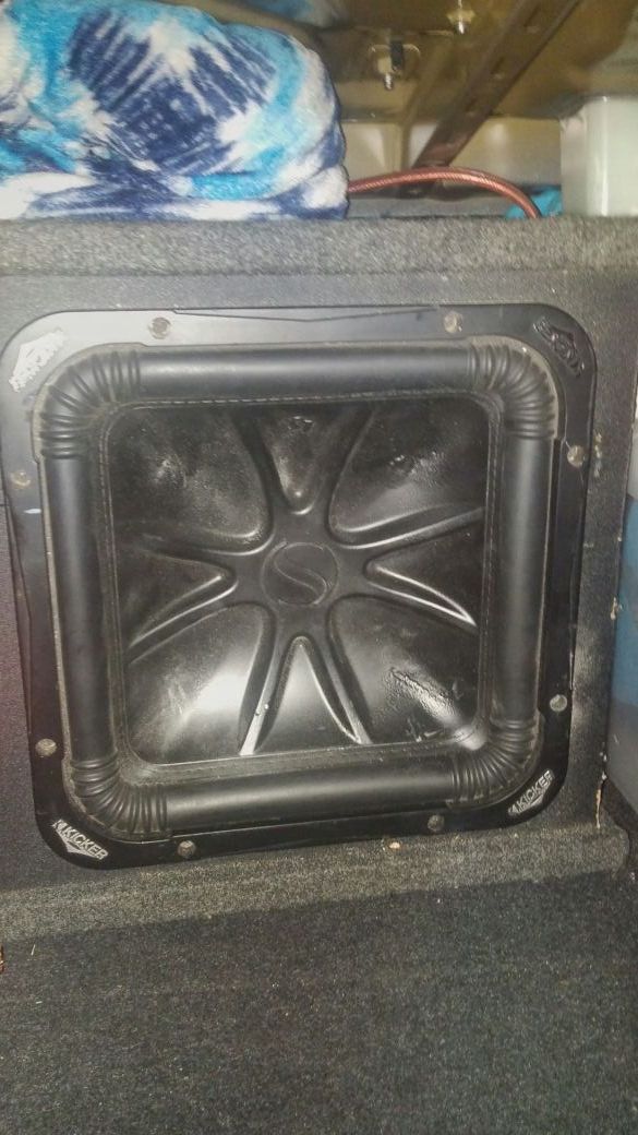 12 inch kicker solo baric L5 subwoofer w/box + amp for Sale in Everett