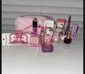 Hello Kitty Makeup Bag With 13 Hello Kitty Items
