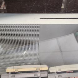 Xbox One S 2 Controllers