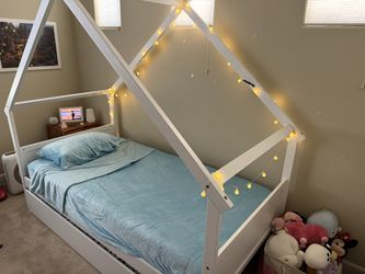 Hanway Twin House Trundle Bed (White)