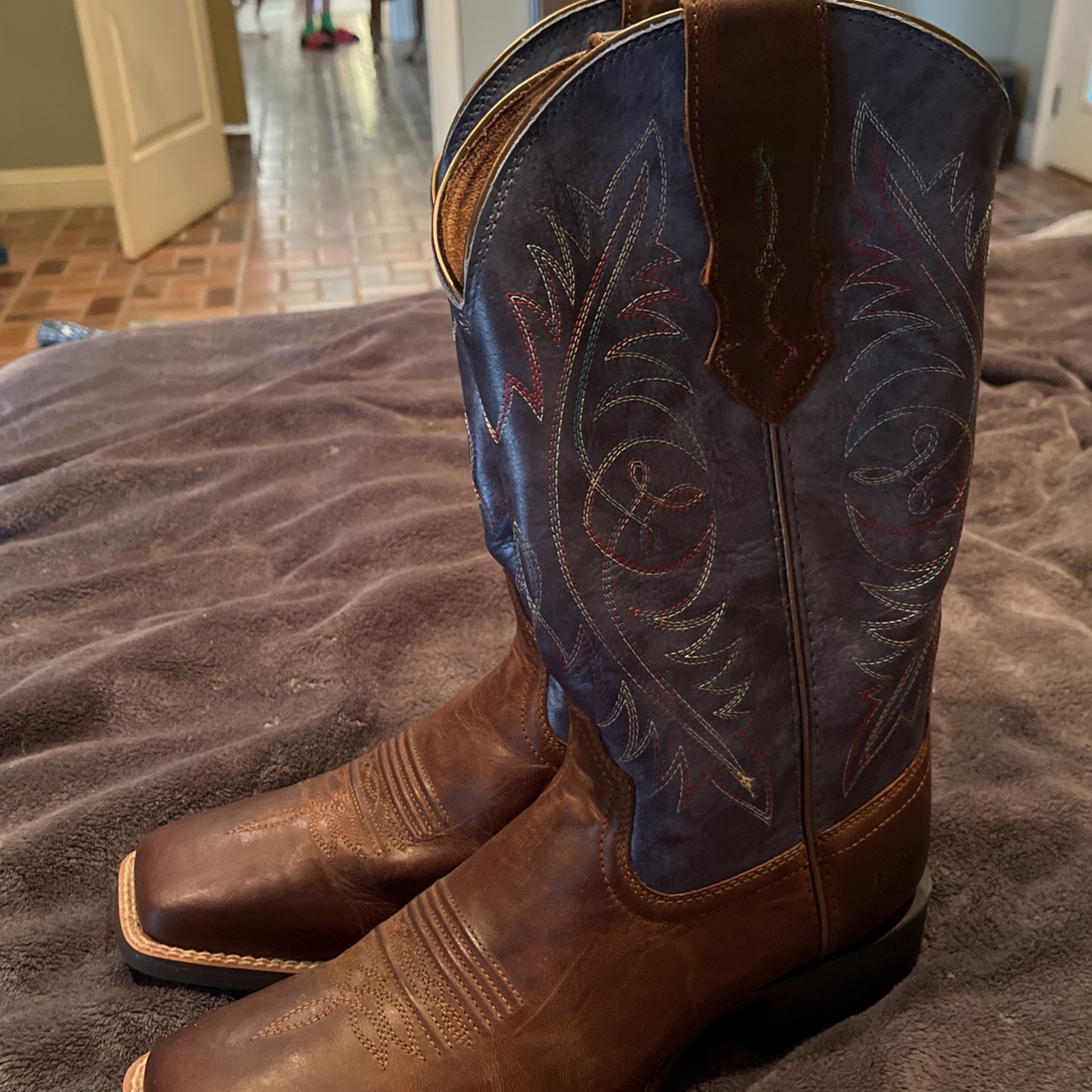 Ariat Size 10 B  Boots 