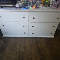 6 Drawer Dresser with Mirror – Good Condition 