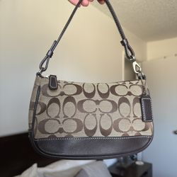 coach demi signature c pochette in dark brown