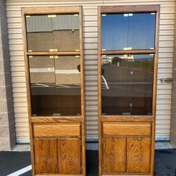 Tall wooden cabinets with light on top/ gabinetes de madera con luz arriba 