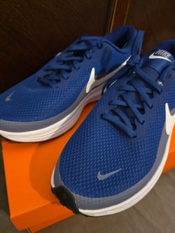 Nike Revolution men 8.5 / woman's 10