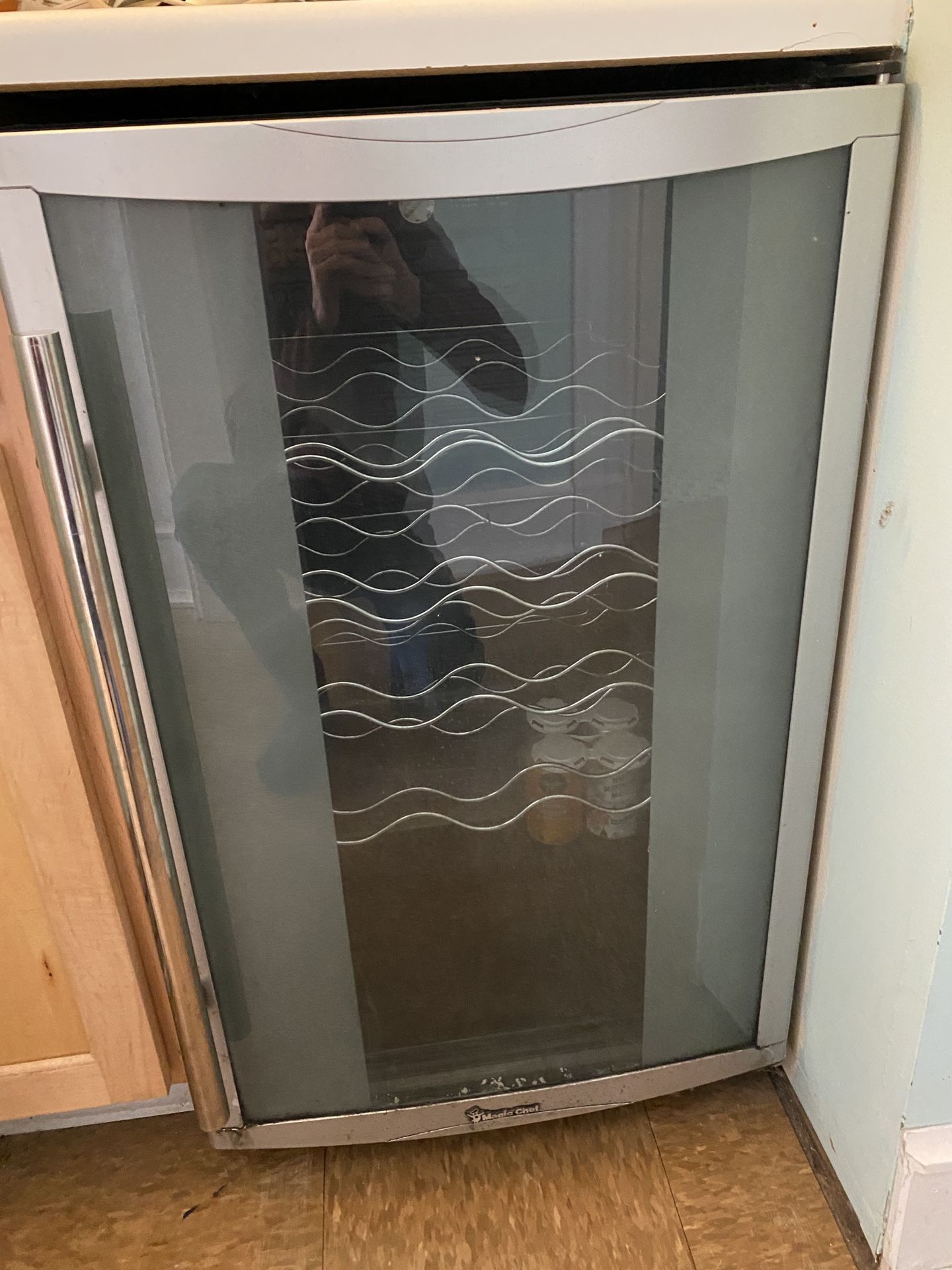 Wine Cooler - Magic Chef Model MCWC16MCG