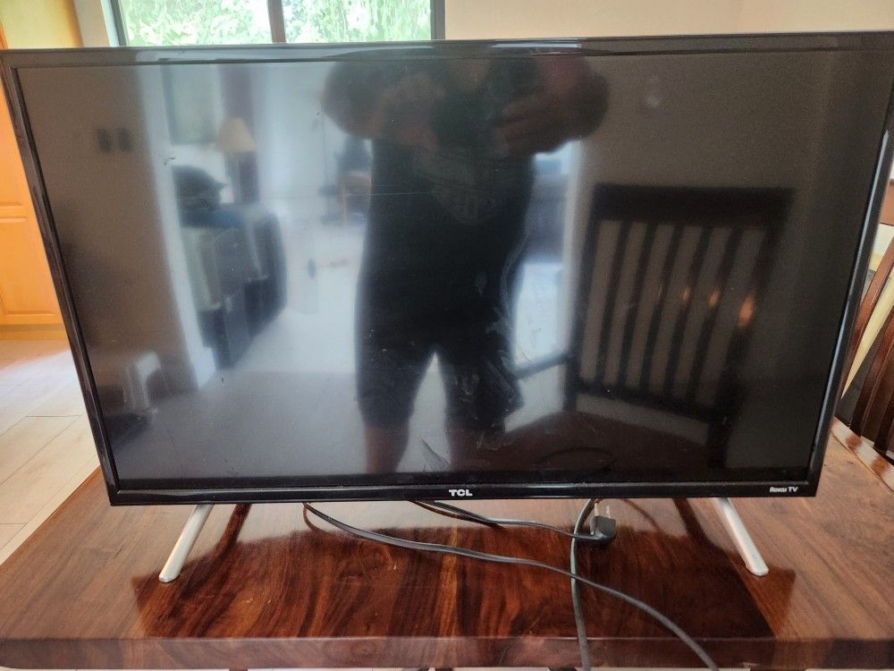 TCL 32" Roku TV with Soundbar and Subwoofer 