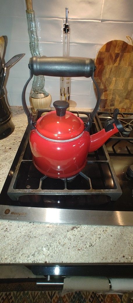 lightly used, Le Creuset demi 1.25 QT (1.1L) Cherry Red (Caribbean) Whistling Tea Kettle