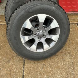4 Jeep wrangler Sahara Wheels and tires   