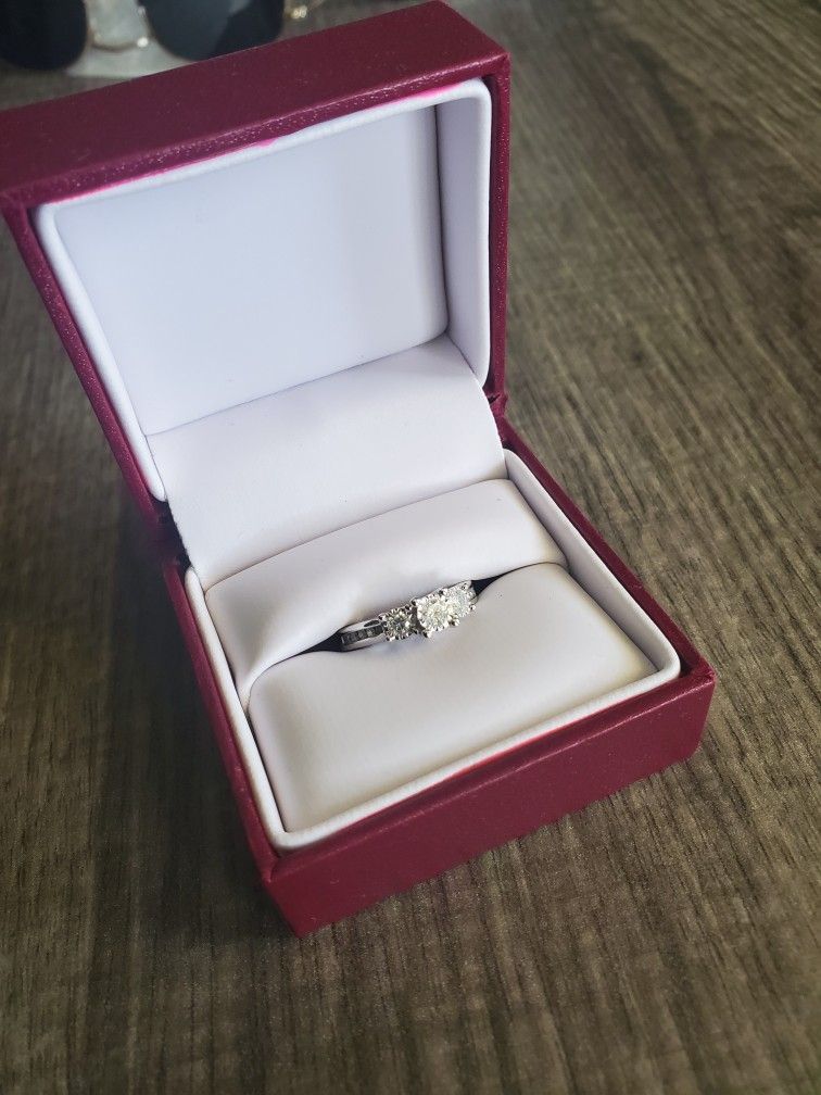 ENGAGEMENT RING (real diamonds)