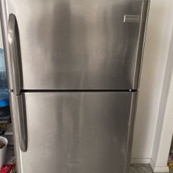Frigidaire - Stainless Steel Refrigerator 
