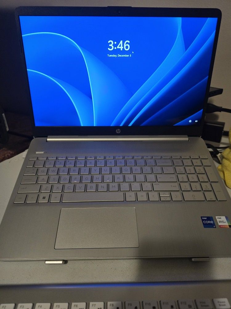 HP 15.6 11TH GEN i7,16 GIG,512 SSD,TOUCHSCREEN, MINT CONDITION 