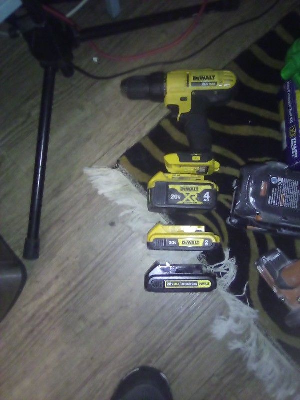DeWalt 20v Drill With 3 Batterys