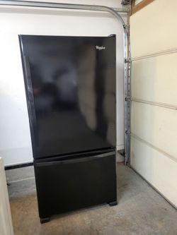 2021 whirlpool 33in Wide Refrigerator (Delivery Available)