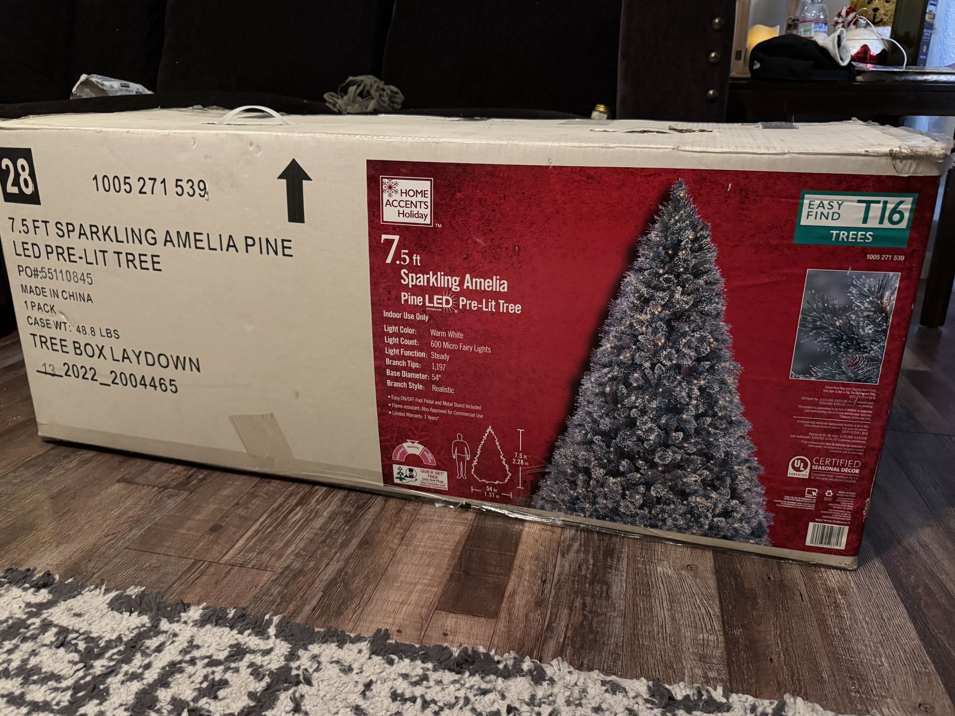 7.5 Ft Xmas Tree. Pre Lit