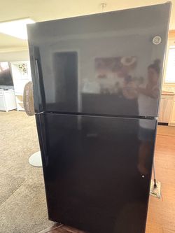 GE refrigerator with top freezer