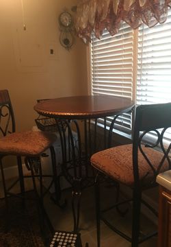 Dining table with two chairs like new great condition
