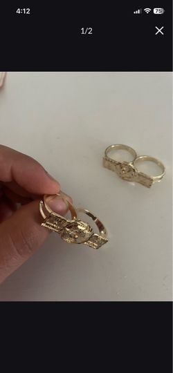 Gold 2 Finger World Is Yours