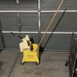 Rubbermaid Rolling Mop Bucket With Ringer And Mop