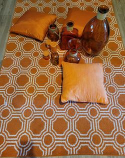 Home Accessories 7x5 Rug 3 Pillows 3 Candles 5 Glass Vases