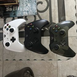 Microsoft Xbox One Wireless Controllers Without 3.5mm Jack  and charging dock