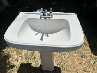 Bathroom pedestal sink