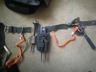 Tool Belt used* Comes with Hammer , Cutters , Socket Wrench , 2 Levels. * Used *