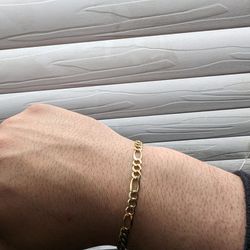 10K Gold Figaro Link Bracelet.
