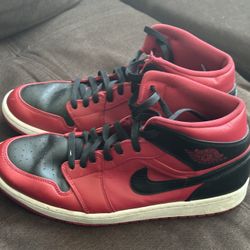 Air Jordan 1 Mid “Reverse bred”