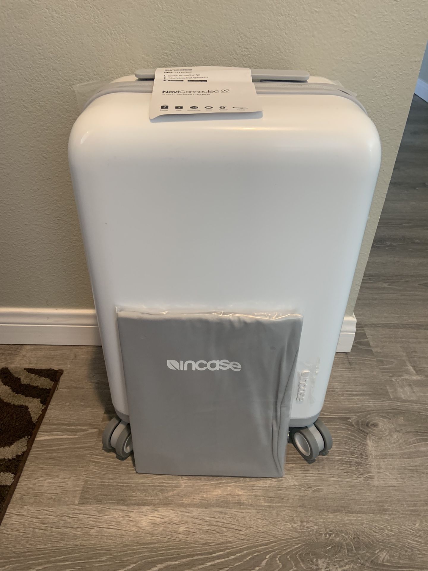 Incase Novi Connected 22 Smart Hardshell Luggage