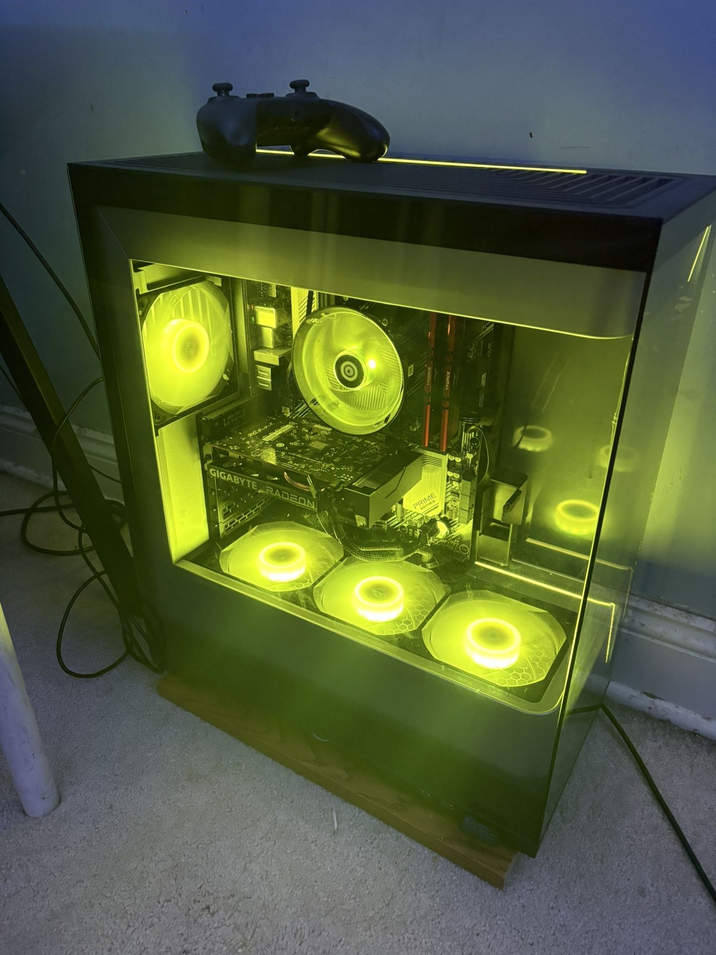 CyberPowerPC - Gaming Desktop - AMD Ryzen 5 5500 - AMD Radeon RX 6500 XT 4GB - 16GB Memory - 1TB PCle 4.0 SSD - Black