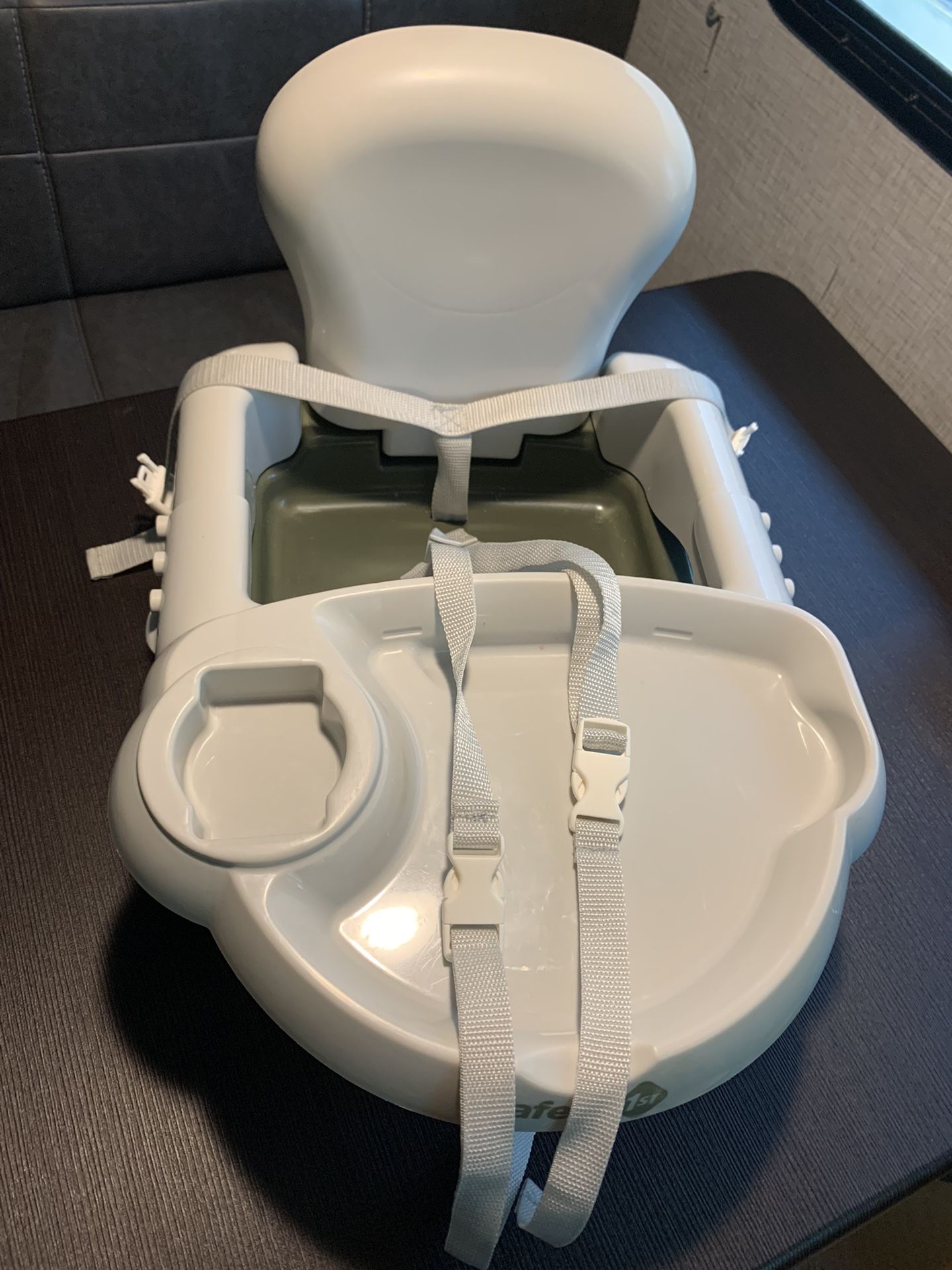 Booster Seat With Tray 