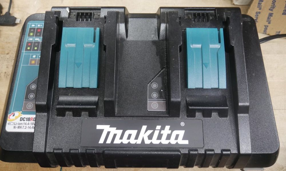 Makita DC18RD 18-Volt Li-Ion Dual Port Rapid Charger used. tested. in a good working order.