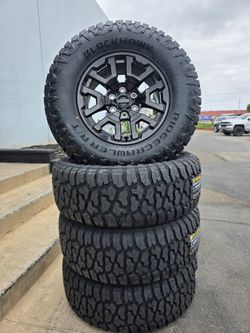 17" FORD rims w/ 265-70R17 Brand new