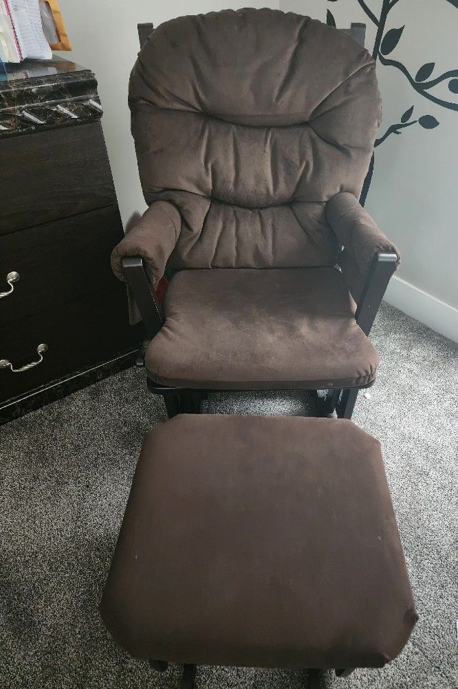 Glider Chair With Ottoman