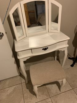 Vintage vanity set