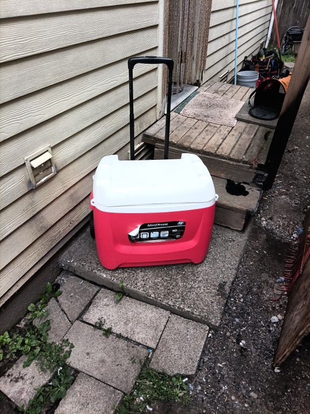 Island Breeze Rolling Cooler 60 Us Quarts 90 Can Capacity