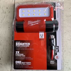 Milwaukee 550 Lumens LED REDLITHIUM USB Pivoting Flood Light