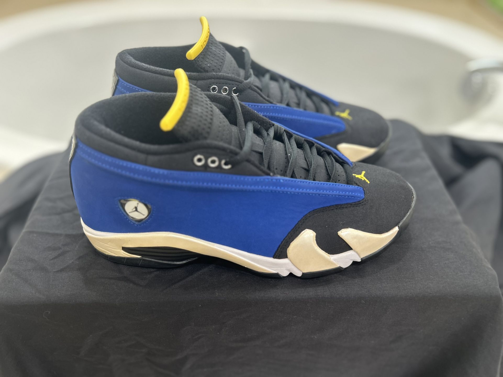 Air Jordan Retro Size 9m. 100$