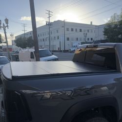 Hard Tri Fold Tonneau Cover, Tapa Dura Para Dodge Ram
