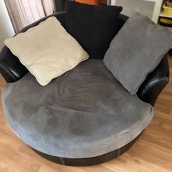 Spinnable Round Couch With 3 Cushions