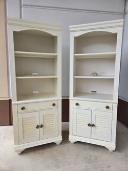 Bookcase / Bookshelves / Broyhill