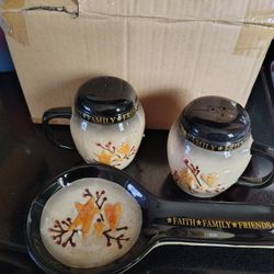 Country Salt & Pepper Shaker 