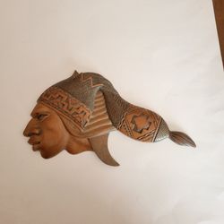 Vintage Hand-carved wooden Native American chief head sculpture mask. 
The sculpture is made from solid wood and features a natural wood grain 
textur