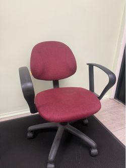 Burgundy Fabric Office Chair with Arms – Rolling & Adjustable