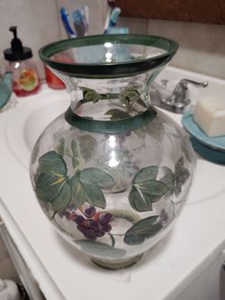 Vintage ivy glass vase $18