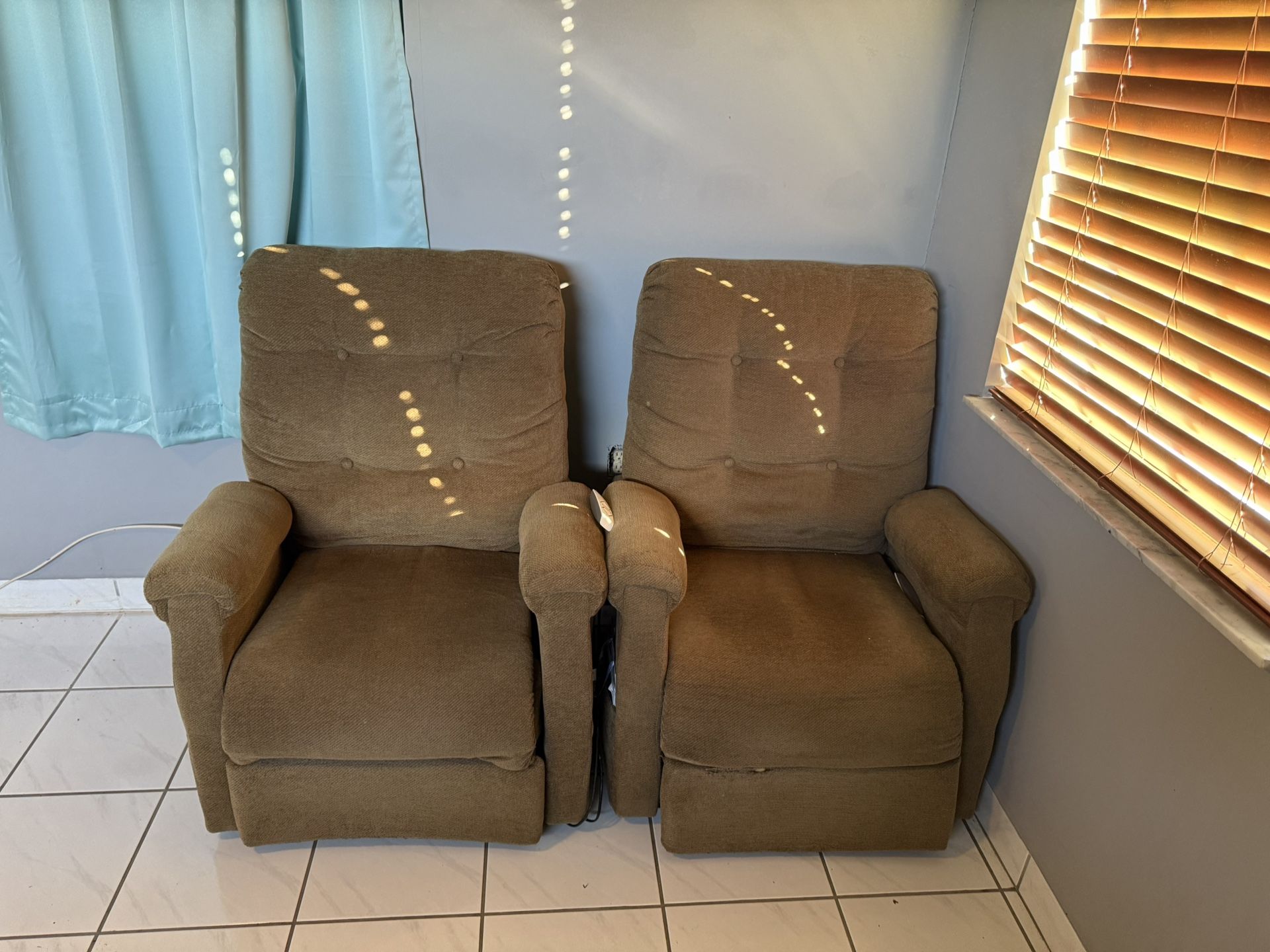 2 Recliners