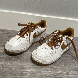 Nike Air Force 1 Low sneakers brown/gold swish size 4.5