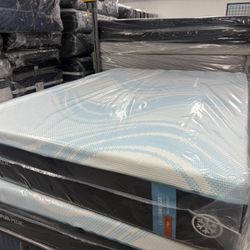 QUEEN SIZE TEMPURPEDIC LUXEBREEZE (FIRM) MATTRESS & BOX SPRING BED SET